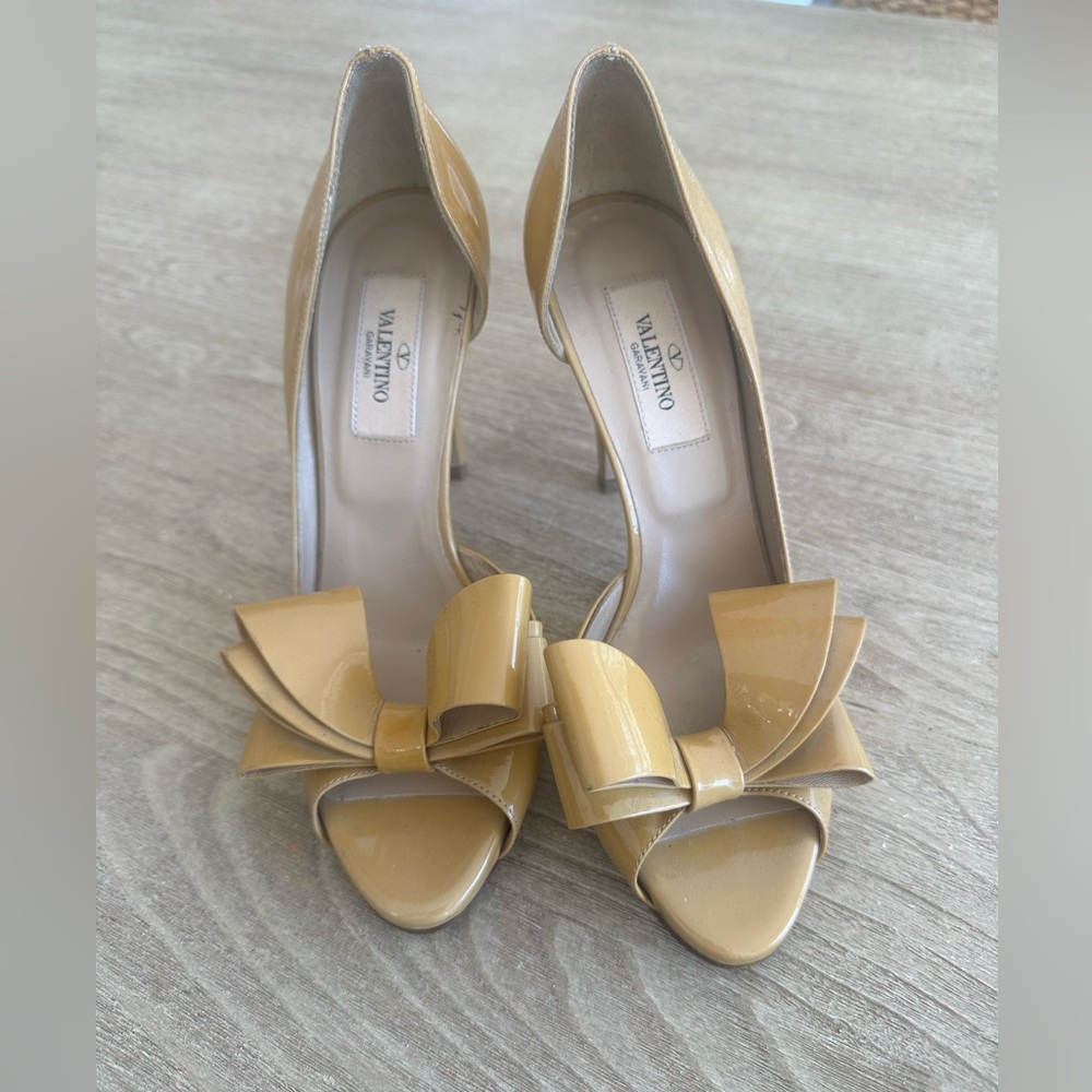 Valentino patent leather bow accent pumps nude Size: 36